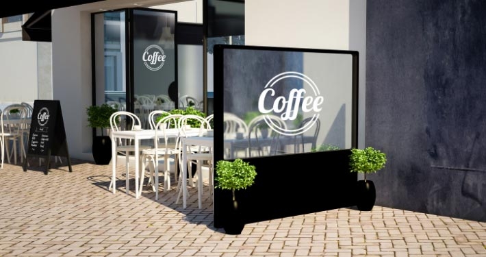 Café-Außenbereich mit Windschutzwänden