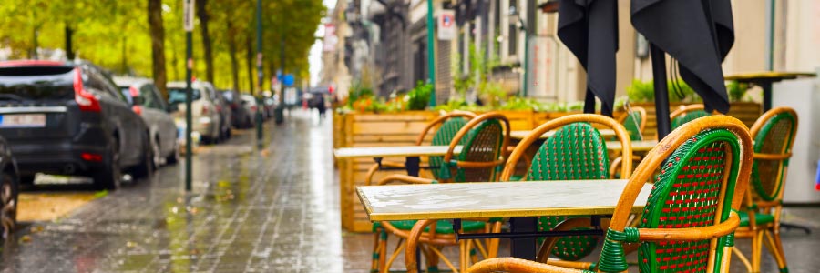 Straßencafé bei Regen im Herbst