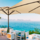 Zwei Bahama Pure Sonnenschirme auf einer Restaurant-Terrasse am Meer