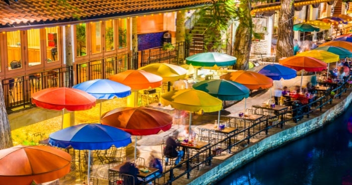 Restaurant-Terrasse mit bunten Schirmen