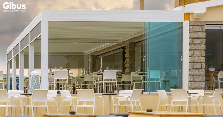 Gibus VARIA Lamellendach auf einer Restaurant-Terrasse