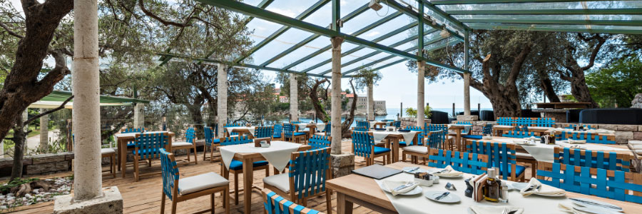Überdachte Restaurant-Terrasse mit verglastem Pergola-System